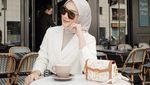 Gaya Modis Melody Prima Saat Ngopi dan Makan Pizza