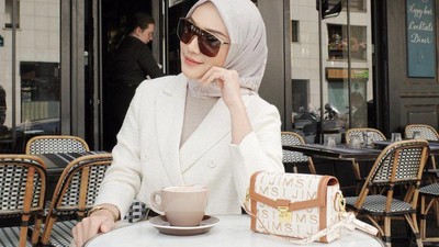 Gaya Modis Melody Prima Saat Ngopi dan Makan Pizza