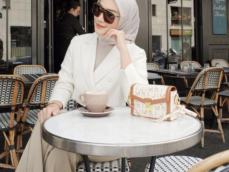 Gaya Modis Melody Prima Saat Ngopi dan Makan Pizza