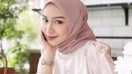 Gaya Modis Melody Prima Saat Ngopi dan Makan Pizza