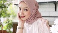Balik lagi ke tempat makan favoritnya, Melody berpose manis di depan secangkir es kopi susu kegemerannya. Foto: Instagram @melodyprima