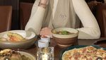 Gaya Modis Melody Prima Saat Ngopi dan Makan Pizza