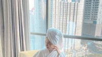 Staycation di salah satu hotel di Jakarta, Melody bagikan menu sarapan mewahnya dari nasi goreng sampai aneka buah. Foto: Instagram @melodyprima