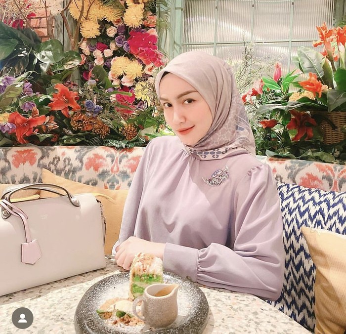 Gaya Modis Melody Prima Saat Minum Es kopi dan Makan Pizza Gaya Modis Melody Prima Saat Minum Es kopi dan Makan Pizza
