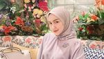 Gaya Modis Melody Prima Saat Ngopi dan Makan Pizza