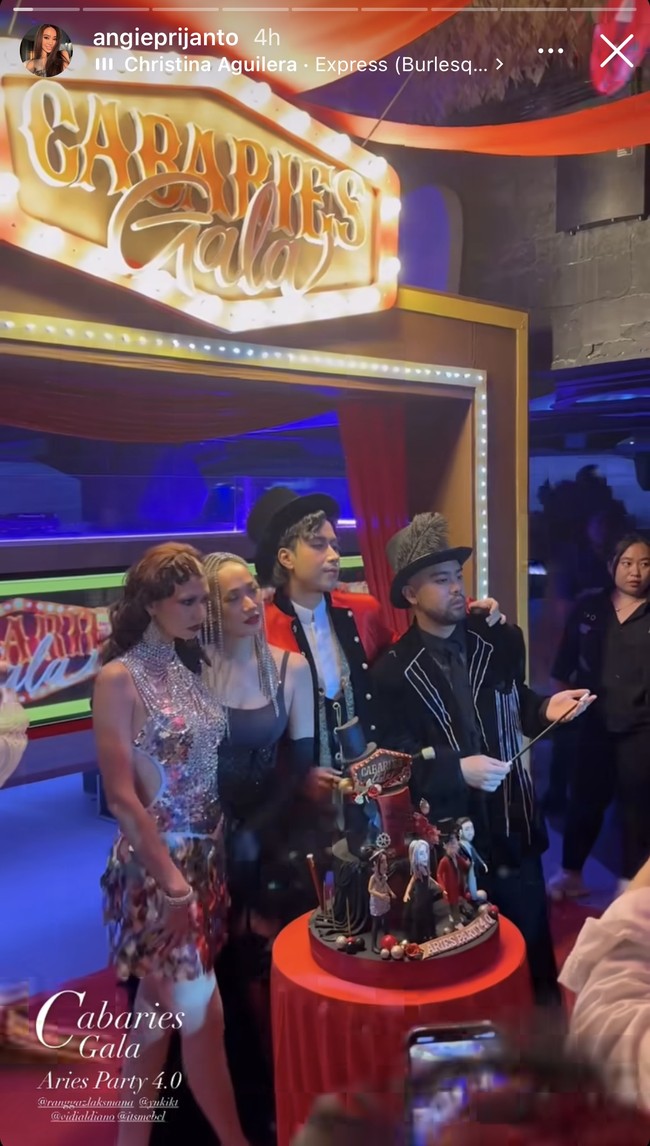 Keempatnya tampil menawan mengenakan kostum. Kue ulang tahun BCL dan rekan-rekannya itu pun tampak unik dengan didominasi warna hitam. Di bagian depannya terdapat miniatur lucu keempatnya dan tulisan ‘Aries Party 4.0’. Foto: Instagram