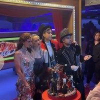 Keempatnya tampil menawan mengenakan kostum. Kue ulang tahun BCL dan rekan-rekannya itu pun tampak unik dengan didominasi warna hitam. Di bagian depannya terdapat miniatur lucu keempatnya dan tulisan ‘Aries Party 4.0’. Foto: Instagram