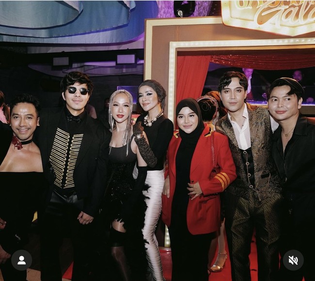 Pasangan Atta Halilintar dan Aurel Hermansyah juga tak ketinggalan ikut hadir di acara tersebut dan berfoto bersama. Foto: Instagram