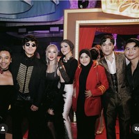 Pasangan Atta Halilintar dan Aurel Hermansyah juga tak ketinggalan ikut hadir di acara tersebut dan berfoto bersama. Foto: Instagram