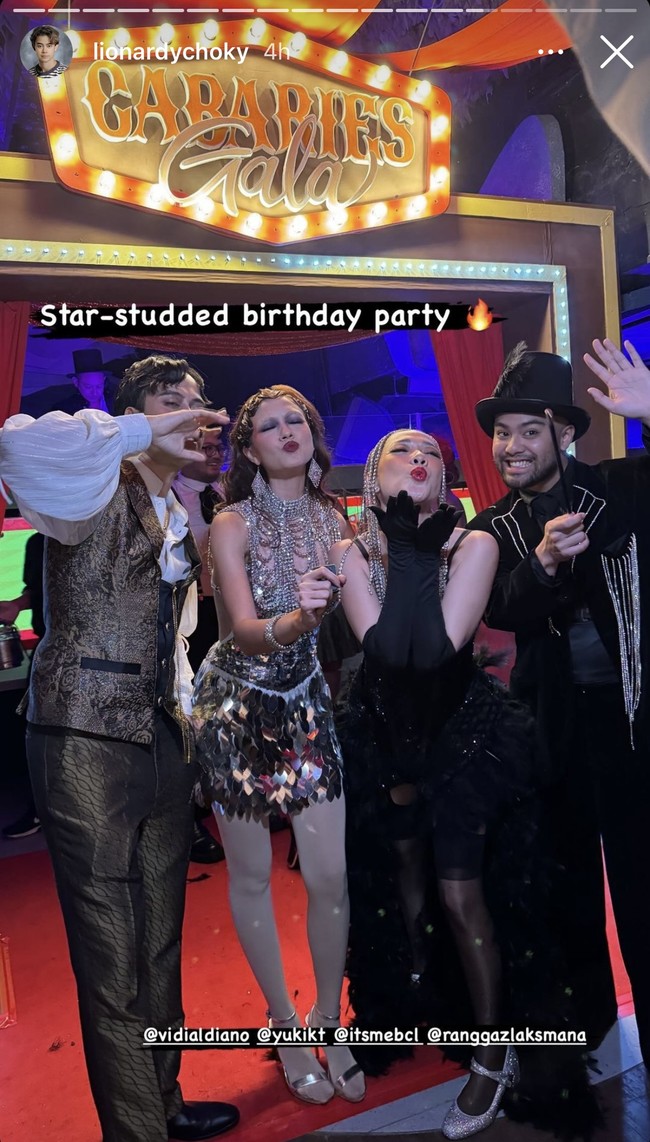 BCL, Vidi Aldiano, Yuki Kato, dan Ranggaz Laksana tergabung dalam geng Aries karena keempatnya diketahui memiliki zodiak Aries yang sama. Baru-baru ini keempat artis tersebut menggelar pesta perayaan ulang tahun yang mewah dan meriah bertema Kabaret. Foto: Instagram