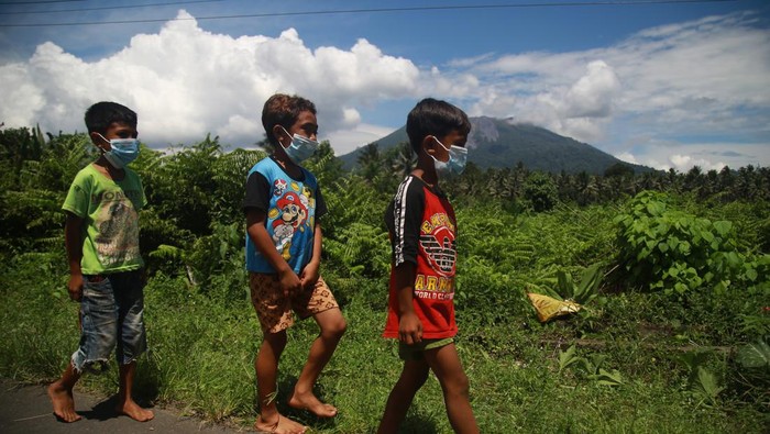 Gunung Ibu di Halmahera Barat Erupsi, 16 Desa Terdampak Hujan Abu Foto udara kondisi Gunung Ibu pasca erupsi yang terlihat dari Desa Tokuoko Kabupaten Halmahera Barat, Maluku Utara, Kamis (9/5/2024). Pusat Vulkanologi dan Mitigasi Bencana Geologi (PVMBG) mengumumkan kenaikan status Gunung Ibu dari sebelumnya waspada level II menjadi siaga level III yang terhitungpada Rabu (8/5) pukul 10.00 WIT, sehingga masyarakat di daerah itu dihimbau agar tidak beraktivitas dalam radius 3 kilometer. ANTARA FOTO/Andri Saputra/YU