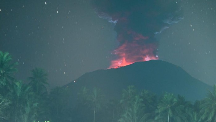 Gunung Ibu di Kabupaten Halmahera Barat mengalami erupsi.