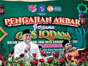 Puluhan Ribu Warga Hadiri Pengajian Akbar Gus Iqdam di Balai Kota Surabaya