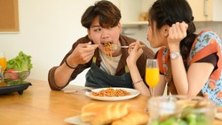 Apakah Boleh Suami Istri Muslim Makan Sepiring Berdua?