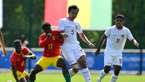Indonesias  defender#05 Komang Teguh (C) fights for the ball with Guineas  midfielder #17 Issiaga Camara during the pre-Olympic play-off match between Indonesia and Guinea, for final spot in the mens Olympic football tournament at Paris 2024, in Clairefontaine-en-Yvelines, south of Paris, on May 9, 2024. (Photo by MIGUEL MEDINA / AFP)