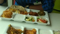 Pegawai Google di kantor India setiap harinya dapat makan siang gratis berisi kari, nasi biryani, prata sampai ayam bumbu. Foto: Pool/Site