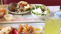 Kalau anggota FBI di Amerika, makan siangnya kaya akan protein dari daging steak, udang, lobster sampai pie enak. Foto: Pool/Site