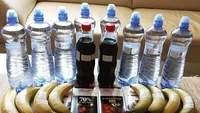 Bagi atlet lari marathon di Slovakia, menu makan siang mereka cukup sederhana. Ada pisang, cokelat, air mineral dan permen. Foto: Pool/Site
