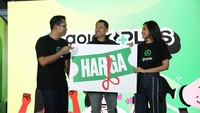 Gede Manggala - Vice President of Regions Gojek (tengah), Ignatius Satrio - Head of Marketing Food & Ads Gojek (kiri), Theresia Nadya - Head of Marketing Transport and Logistic Gojek (kanan) meresmikan inovasi terbaru dari Gojek yaitu Gojek PLUS. Gojek PLUS merupakan paket berlangganan untuk pengguna dengan jaminan diskon atau potongan harga di setiap transaksi untuk beragam layanan di Gojek seperti transportasi, pesan-antar makanan, pengiriman barang/paket hingga belanja kebutuhan harian. 
