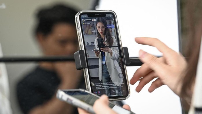 Intip ‘Sekolah’ Khusus Jualan ala TikTok Shop di China Seorang instruktur, Wang Yaxuan, tengah mengajarkan sejumlah muridnya cara menjual merchandise melalui platform TikTok di sekolah e-commerce Mede Education di Guangzhou, Guangdong, China.