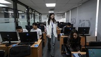 Seorang instruktur, Wang Yaxuan, tengah mengajarkan sejumlah muridnya cara menjual merchandise melalui platform TikTok di sekolah e-commerce Mede Education di Guangzhou, Guangdong, China.