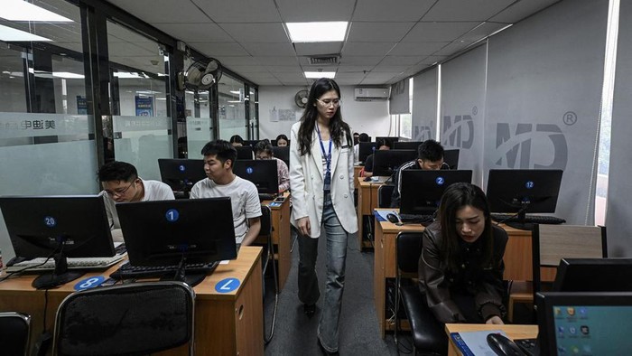 Intip ‘Sekolah’ Khusus Jualan ala TikTok Shop di China Seorang instruktur, Wang Yaxuan, tengah mengajarkan sejumlah muridnya cara menjual merchandise melalui platform TikTok di sekolah e-commerce Mede Education di Guangzhou, Guangdong, China.