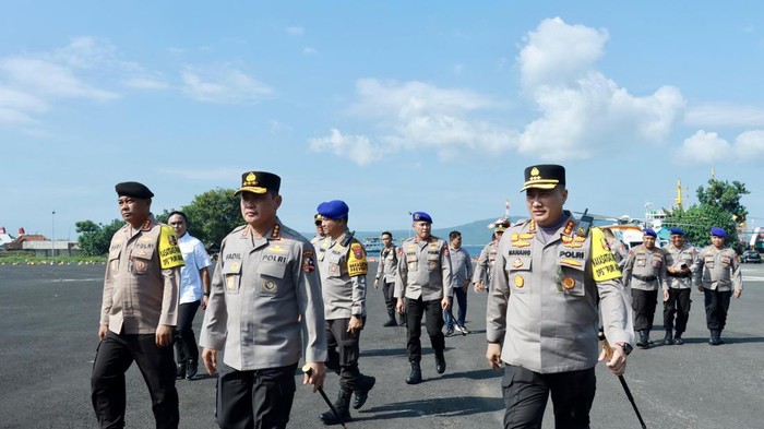Jajaran Polri dipimpin Kabarhakam Komjen Fadil Imran mengecek keamanan Pelabuhan Ketapang, Banyuwangi.