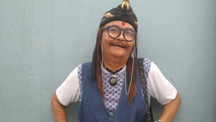 Sosok Jhonny Iskandar, Pedangdut Nyentrik dengan Kacamata Berantai dan Batu Akik