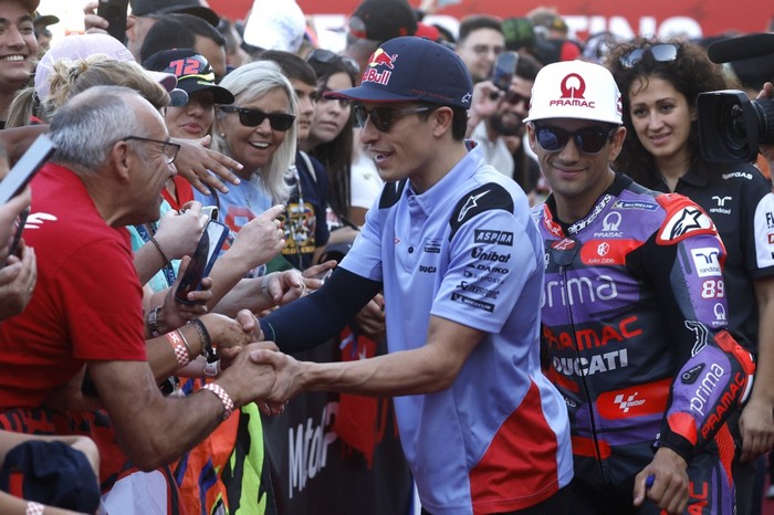 Gresini Racing MotoGP Spanish rider Marc Marquez (C) and Prima Pramac Racing Spanish rider Jorge Martin meet their fans during the MotoGP VIP Village Pit Lane Walk ahead of the Qatar MotoGP Grand Prix at the Lusail International Circuit in Lusail, north of Doha on March 10, 2024. (Photo by KARIM JAAFAR / AFP)