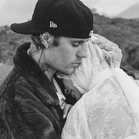 Seperti dikutip dari NBC, usia kehamilan Hailey Bieber sudah mencapai enam bulan. Bayi pasangan penyanyi dan model ini diperkirakan lahir pada Agustus 2024. Foto: Dok. Instagram