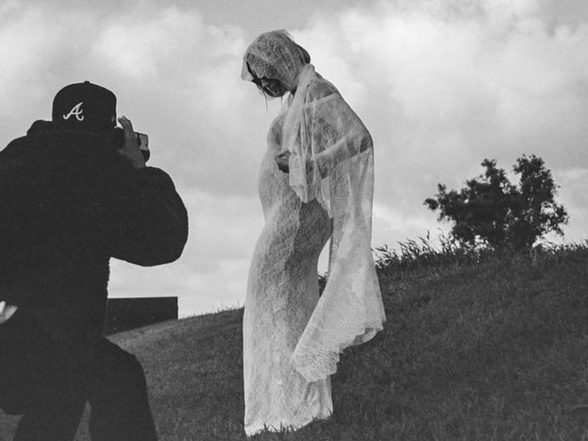 Sebelumnya pada 10 Mei 2024, Justin Bieber bersama Hailey Bieber mengunggah sederet foto ke Instagram yang memperlihatkan keduanya seperti tengah mengucap ulang janji pernikahan mereka. Pada momen itu, Justin memotret Hailey yang memakai gaun putih ketat sehingga terlihat perut hamilnya. Foto: Dok. Instagram