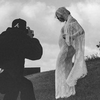 Sebelumnya pada 10 Mei 2024, Justin Bieber bersama Hailey Bieber mengunggah sederet foto ke Instagram yang memperlihatkan keduanya seperti tengah mengucap ulang janji pernikahan mereka. Pada momen itu, Justin memotret Hailey yang memakai gaun putih ketat sehingga terlihat perut hamilnya. Foto: Dok. Instagram