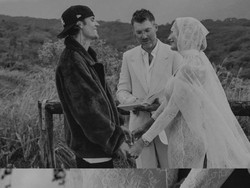 Potret Hailey Bieber Pakai Baju Pengantin, Pamer Perut Hamil