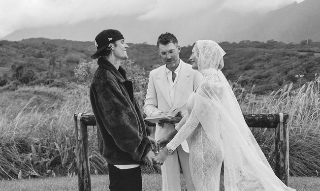 Dalam video yang diunggah, Justin Bieber dan Hailey Bieber terlihat tengah memperbarui janji pernikahan mereka. Keduanya tampil layaknya pasangan pengantin. Foto: Instagram @justinbieber