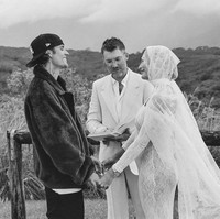 Dalam video yang diunggah, Justin Bieber dan Hailey Bieber terlihat tengah memperbarui janji pernikahan mereka. Keduanya tampil layaknya pasangan pengantin. Foto: Instagram @justinbieber