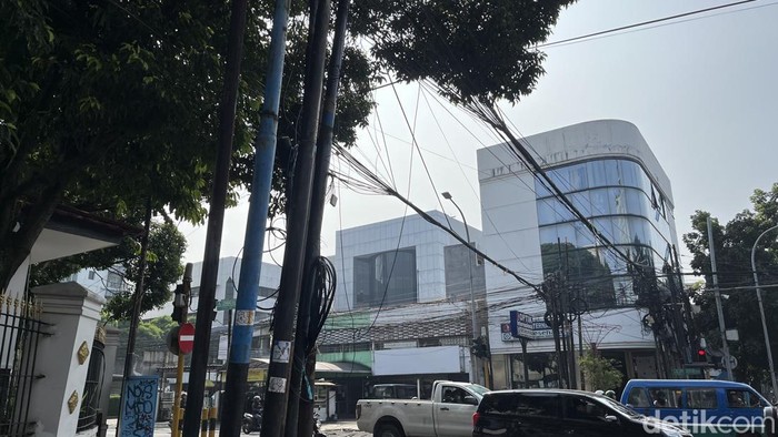 Kabel menggelayut di Jalan Dalem Kaum Bandung