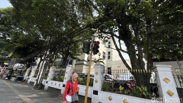 Kabel menggelayut di Jalan Dalem Kaum Bandung