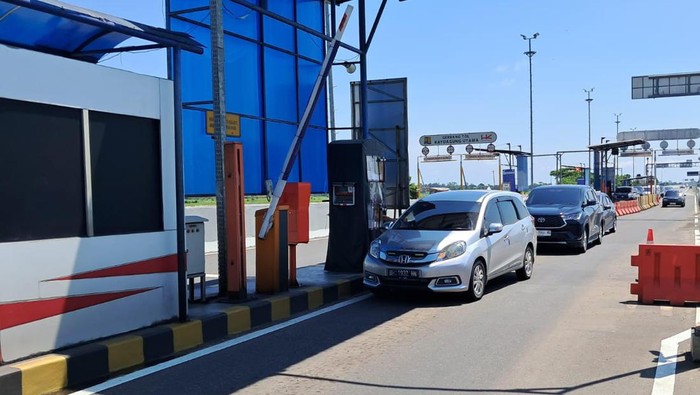 Kepadatan lalu lintas di Tol Terpeka saat libur Hari Kenaikan Yesus Kristus.