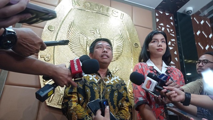 Komisioner KPU DKI Jakarta bidang Teknis Penyelenggara Pemilu, Dody Wijaya (kemeja batik)-(Taufiq/detikcom)