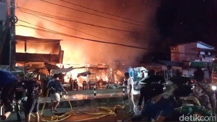 Kebakaran menghanguskan tiga rumah warga dan Rumah Makan (RM) di Kota Manado, Sulawesi Utara (Sulut).