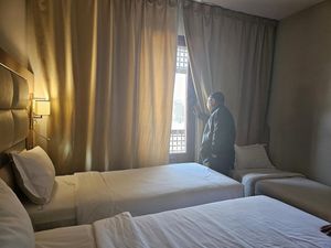 Pastikan Kamar Hotel di Madinah Ramah Lansia, Menag Cek Shower Kamar Mandi