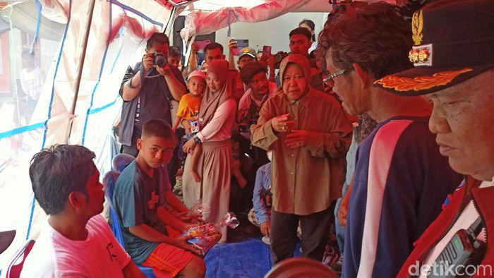 Mensos Risma Kunjungi Korban Banjir Bandang dan Longsor di Luwu