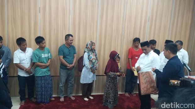 Menteri Pertanian Andi Amran Sulaiman memberi bantuan terhadap keluarga banjir dan longsor di Sulsel.