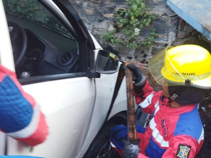 Mobil Ayla masuk parit di Jalan Jetis, Surabaya.