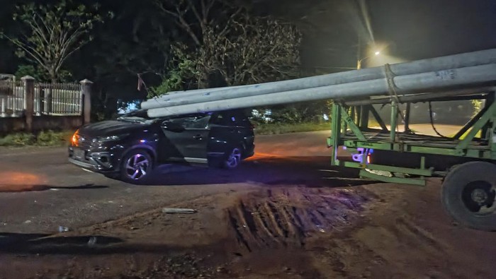 Mobil ringsek tabrak tiang beton PLN yang diangkut truk di Jalan Palembang-Betung Kecamatan Lais
