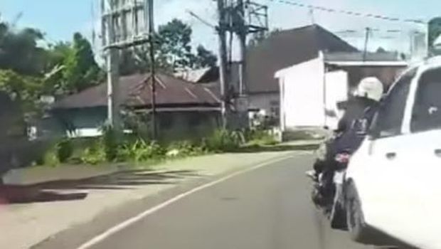 Mobil van putih tabrak pemotor wanita di Bengkulu.