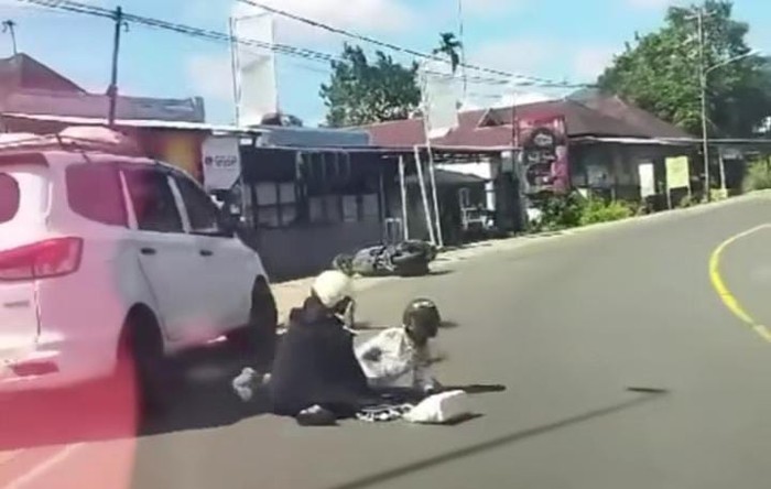 Mobil van putih tabrak pemotor wanita di Bengkulu.