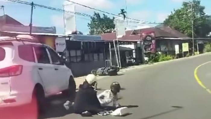 Mobil van putih tabrak pemotor wanita di Bengkulu.