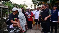 Warga beraktivitas menggunakan perahu. Pemerintah Kab Wajo dan Pemerintah Provinsi Sulawesi Selatan sudah memberikan bantuan pangan dan kesehatan kepada warga.
