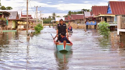 Momen Pj Gubernur Sulsel Tinjau Banjir di Wajo